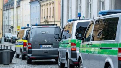 Archivbild: Armin Weigel/dpa
Polizeifahrzeuge stehen in der Regensburger Innenstadt. Vier Tage hat die Polizei nach einem flüchtigen Mörder gefahndet.
