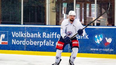 Bild: Christian Kaminsky/exb
Devils-Co-Trainer Martin Mazanec wirkte im Training bereits fleißig mit, seit Donnerstag hat der Tscheche auch die Lizenz, um im Fall der Fälle sein Team auf dem Eis unterstützen zu können.