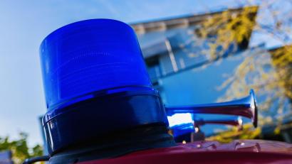 Bild: Philipp von Ditfurth/dpa/Symbolbild
Ein Blaulicht auf dem Dach eines Einsatzfahrzeugs der Feuerwehr.