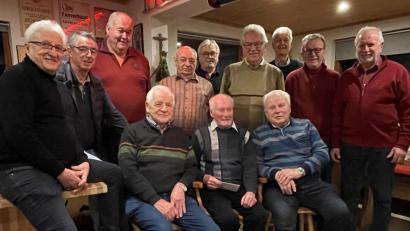 Bild: grm
Zum 90. Geburtstag gratulierten die Freunde des RC 07 Irchenrieth ihrem ältesten Mitglied Hans Härtl (sitzend, Mitte).