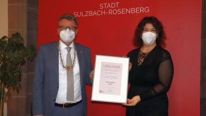 Bild: mfh
Bürgermeister Michael Göth zeichnete Opernsängerin Christa Mayer mit dem Kulturpreis der Stadt Sulzbach-Rosenberg aus.
