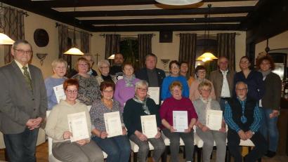 Bild: rn
Albert Nickl (stehend, 3. von rechts) verlieh die Ehrennadeln des Landesverbandes (von links) ab Sabine Bartl, Monika Mägerl, Irmgard Lingl, Veronika König, Anneliese Herr, Konrad Dötsch und (hinter Veronika König) Christa Koller und Josef Held aus. Maria Kämpf und Petra Engelmann (stehend, von rechts) ehrten zahlreiche weitere Mitglieder für deren langjährige Treue zum Verein. Dieter Kies (links) sah in ihnen „Stützen der Gesellschaft“.