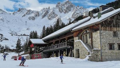 Bild: Bernhard Krieger/dpa
Genuss ist vielen Gästen in Savoyen mindestens so wichtig wie das Skifahren, weshalb auch die Almen übersät sind mit erstklassigen Hütten. In Schlemmerhütten wie dem Chalet des Pierres in Courchevel empfiehlt sich eine Reservierung. Gegessen und getrunken wird gerne stundenlang.