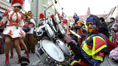 Archivbild: Petra Hartl
Die Amberg-Sulzbacher Narren sind bereit für die heiße Phase des Faschings - endlich dürfen sie wieder feiern, auch bei den Faschingszügen in der Region.