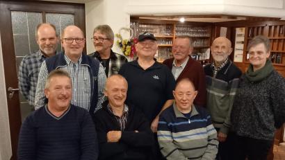 Bild: gi
Die Meister 2022 des Brieftaubenvereins Heimatbote Moosbach feiern die Erfolge ihrer fleißigen Tauben: Gerhard Lehner, Josef Prem und Michael Kreuzer (sitzend, von links) sowie Hans Irlbacher, Josef Bäumler, Josef Huber, Johann Bäumler, Erwin Voit, Albert Gollwitzer und Edith Prem (stehend, von links).