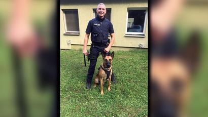 Bild: Polizei Marktredwitz
Enrico Lauer mit seinem Polizeihund Melvin.