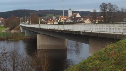 Bild: bl
Diese Brücke bei Iffelsdorf wird zur Sanierung heuer ganz gesperrt. Sie ist aber nicht die einzige Stelle, die für den motorisierten Verkehr problematisch werden könnte.