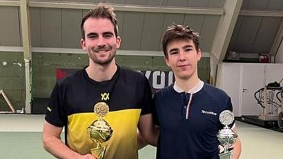 Bild: Henn/exb
Sieger Marcel Strickroth (links) und sein Finalgegner Erik Schießl.