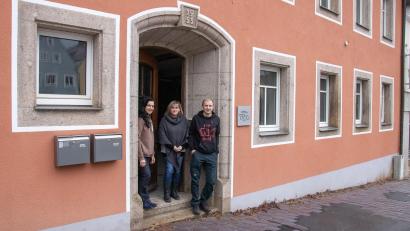 Bild: Susanne Forster
Das "Schwammerl"-Team vor dem Ladenraum am Unteren Markt in Erbendorf. Inhaber Michael Wildenauer und seine Mitarbeiterinnen Katja (links) und Sonja freuen sich schon auf die Eröffnung im März.