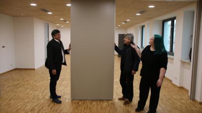 Bild: sne
Bürgermeister Edgar Knobloch, Seniorenbeauftragter Thomas Mayer und Mehrgenerationenhaus-Koordinatorin Anja Zankl (von links) probieren schon einmal die Trennwand in den neuen Räumlichkeiten der Stadthalle aus.