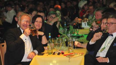 Bild: kro
Währen der Landrat und seine Frau während der Büttenrede lächelten., braut sich bei Franz Stahl und seiner Frau Cornelia schon etwas zusammen, die Gesichter zeigen es.