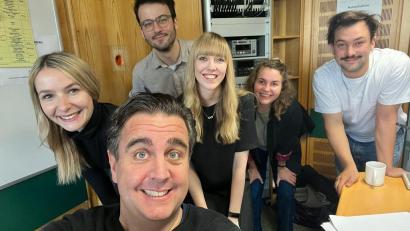 Bild: Bastian Pastewka/exb
Selfie von Bastian Pastewka (vorne) mit Julia Gruber (von links), Gregor Schmalzried (Autor), Vroni Schmalzried, Maresa Sedlmair und Sebastian Kempf bei der ARD-Hörspiel-Produktion „Mia Insomnia“