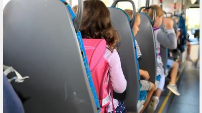 Bild: Peter Gercke/Dpa
Kinder sitzen in einem Bus. Im niedersächsischen Meppen ist ein Bub dort vergessen worden und musste stundelang warten.