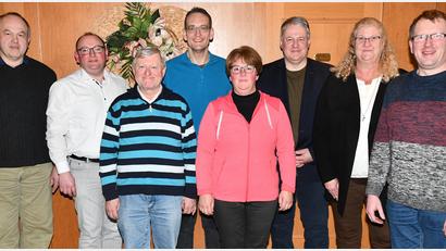 Bild: sche
Der neu gewählte Vorstand der Mesner-Vereinigung: (von links): Rudolf Gehr, Robert Feigl, Wilhelm Birner, Christian Pechtl, Silvia Büchold, Landrat Richard Reisinger, Simone Wonneberger und Josef Beer.