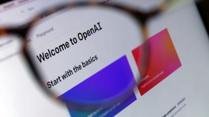 Bild: Karl-Josef Hildenbrand/dpa
Mit dem Chatbot ChatGPT kann man sich im Internet nicht nur unterhalten. Er verfasst mithilfe Künstlicher Intelligenz (KI) auf Kommando auch Aufsätze, Gedichte, Briefe und alle möglichen anderen Texte.