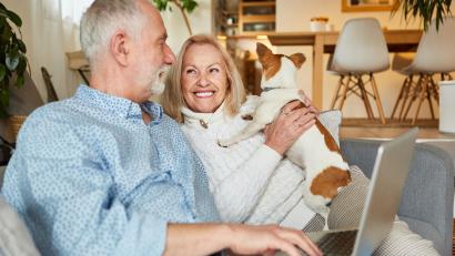 Symbolbild: Robert Kneschke/stock adobe
Viele Senioren gehören längst noch nicht zum alten Eisen. Sie kennen sich am Computer aus, nutzen Social Media und haben oft Zeit und genug Geld, um sich die schönen Dinge im Leben zu gönnen.
