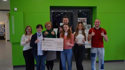 Bild: Johann Karl/exb
Daniela Dietz (Verbindungslehrerin), Sabine Sudler (Hospizleitung Johannes-Hospiz), Monika Kagerer (Hospizverein Schwandorf), Jürgen Gleixner (Schulleiter), Jana Hankl (SMV), Silvana Gelfert (SMV), Hamza Belal (SMV, von links) bei der Spendenübergabe.