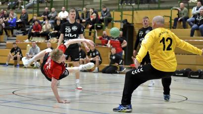 Bild: Hubert Ziegler
Ansgar Haubold (links) vom HC Sulzbach-Rosenberg kann sich mit dieser artistischen Einlage am Kreis durchsetzen und das 20:12 für seine Mannschaft erzielen. Torhüter Vladimir Michanek, Tim Herkt und Markus Schörner (von rechts) von der HSV Hochfranken sind geschlagen.