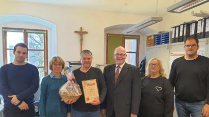 Bild: Gemeinde Bad Neualbenreuth/exb
Seit 40 Jahren ist Siegfried Rustler (Dritter von rechts) Ansprechpartner für die Bürger der Gemeinde im Rathaus. Zum Dienstjubiläum gratulierten seine Kollegen (von links) Christian Friedl, Ingrid Schleicher, Bürgermeister Klaus Meyer, Claudia Hart und Stefan Döllinger.