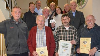 Bild: Kunz
Die neue Vorstandschaft der Kartenfreunde "Grüne Au" ehrte ihre Jubilare und Vereinsmeister.