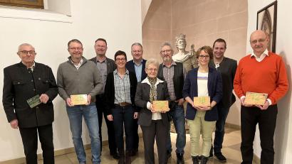 Bild: Christine Hollederer
Sie sind Vorbilder für einen umweltbewussten und nachhaltigen Lebensstil. Dafür erhielten die Preisträger – vier von fünf sind erschienen - die „Grüne Hausnummer“ von Landrat Richard Reisinger überreicht (von links): Franz und Hans Martin Grötsch, Florian Junkes (Vorsitzender ZEN-Förderverein), Michaela Basler (Kreisfachberaterin Gartenbau und Landschaftspflege), Landrat Richard Reisinger, Antonia und Gerhard Gotthans, Tina und Roman Palecki, Dr. Martin Pöllath.