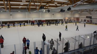 Bild: jr
Ganz im Zeichen des Eisstocksports stand am Samstagvormittag die Mitterteicher Eissporthalle, wo 22 Seniorenmannschaften aus dem Freistaat den Bayernpokalsieger der Senioren Ü50 ermittelten. Sieger wurde der FC Ottenzell.