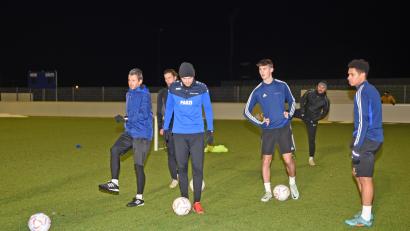 Bild: Gebert
Am Montagabend bat Neu-Trainer Michael Riester (links) seine Schützlinge der SpVgg SV Weiden erstmals auf den Trainingsplatz.
