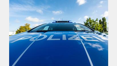 Symbolbild: David Inderlied/dpa
Ein Arbeitgeber vermisst seinen 28-jährigen Arbeitnehmer und verständigt daraufhin die Polizei. Die findet den Mann in seiner Wohnung.
