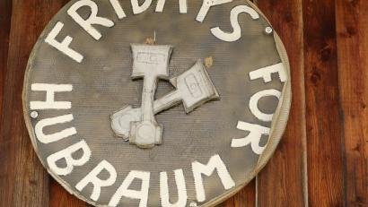 Bild: rn
Von "Fridays for future" halten die Mitglieder des Mottoradclubs "The Pilots Eschenbach" nicht so viel. Deshalb werben sie an ihrem Vereinsheim "Heisl" für "Fridays for Hubraum".