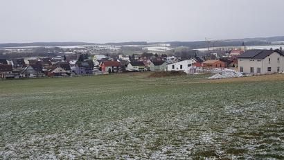 Bild: gi
Im Neubaugebiet „Steinling III“ herrscht rege Bautätigkeit. Moosbach hat dort die Verfügungsgewalt über mehr als 80 Bauplätze. 30 Plätze wurden bisher schon und 23 Plätze werden 2023 neu erschlossen. Es handelt sich dabei um die Gründlandfläche auf dem Bild.
