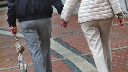 Symbolbild: Karl-Josef Hildenbrand/dpa
Viele Senioren gehören längst noch nicht zum alten Eisen. Sie kennen sich am Computer aus, nutzen Social Media und haben oft Zeit und genug Geld, um sich die schönen Dinge im Leben zu gönnen.