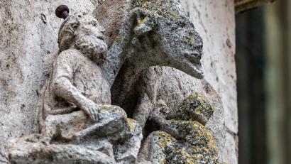 Bild: Armin Weigel/dpa
Die sogenannte "Judensau" am Regensburger Dom St. Peter.