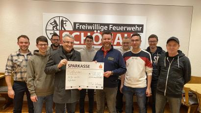 Bild: Kopp/exb
Bürgermeister Ludwig Prögler (Vierter von links) nahm aus den Händen von Vorsitzenden Christian Stangl den Spendenscheck entgegen.