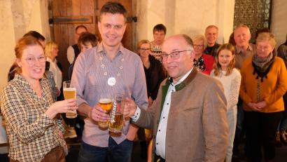 Bild: do
Ein Prosit auf den Zweiten Bürgermeister der Gemeinde: Roland Hörl stößt mit Ehefrau Christiane und Bürgermeister Albert Nickl zum runden Geburtstag an.