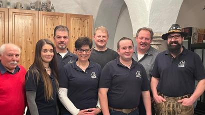 Bild: fz
Vorsitzender der Oberpfälzer Schlüterfreunde ist Harald Weiß (Dritter von rechts) aus Konradsreuth und Wolfgang Gerstmann (Dritter von links) aus Irchenrieth ist zweiter Vorsitzender.