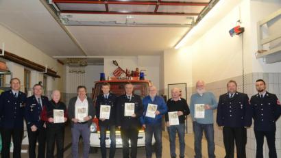 Bild: bey
Kommandant Konrad Adam, Bürgermeister Reinhard Sollfrank (Erster und Zweiter von links), Zweiter Vorsitzender Christoph Skutella und Vorsitzender Wolfgang Schraml (Erster und Zweiter von rechts) freuen sich die fünf Jahrzehnte lange Treue von (mit Urkunde von links) Otto Bäumler, Robert Härtl, Albert Heindl, Hermann Sellmeyer, Berthold Sparrer, Karl Wismann und Josef Baumann zur Feuerwehr Hammerles zu ehren.