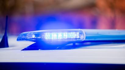 Bild: Christoph Soeder/dpa/Symbolbild
Das Blaulicht eines Polizeifahrzeuges leuchtet.