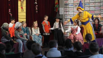 Bild: Wolfgang Steinbacher
Märchenfee Tasifan (Cornelia Thiele) hat alle Märchenfiguren in Urlaub geschickt. Im Lesecafé der Stadtbibliothek Amberg kann sie sich aber auf die Hilfe der Kinder verlassen.