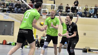 Archivbild: Hubert Ziegler
Jubelnde Amberger: Im Auswärtsspiel bei der DJK München-Ost-Herrsching III gelang ein 3:2-Sieg.