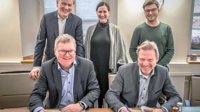 Bild: Susanne Schwab/exb
Ambergs Oberbürgermeister Michael Cerny und der Bürgermeister von Freudenberg, Alwin Märkl (vorne von links), sowie Baureferent Markus Kühne, die Leiterin des Stadtplanungsamtes, Anne-Katrin Kluth, und der Freudenberger Hauptverwaltungsleiter Christian Kätzlmeier (hintere Reihe von links.) bei der Vertragsunterzeichnung.