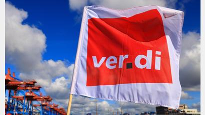 Symbolbild: Christian Charisius/dpa
Eine Verdi-Flagge bei einem Warnstreik. Aus Sicht der Gewerkschaft waren die Ergebnisse der zweiten Verhandlungsrunde nicht zufrieden stellend.