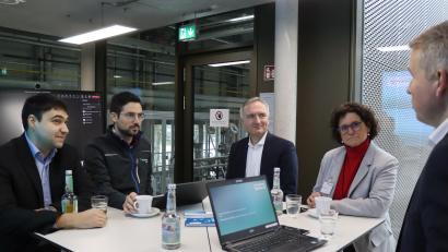 Bild: mfh
Beim Gespräch im Institut Fraunhofer Umsicht: (von links) Abteilungsleiter Kreislaufwirtschaft Alexander Hofmann, Abteilungsleiter Energietechnik Robert Daschner, die Landtagsabgeordneten Harald Schwartz und Petra Loibl sowie Institutsleiter Matthias Franke.