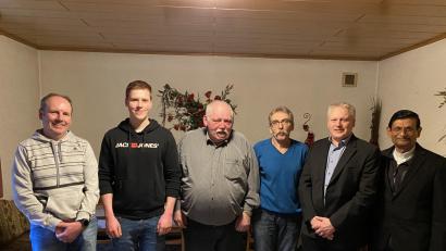 Bild: msk
Ehrungen rundeten die Jahreshauptversammlung des Kirchenthumbacher Imkervereins ab: (von links) Gerhard Hagen, Zweiter Vorsitzender Simon Böhme, Vorsitzender Reinhold Ziegler, Dietmar Weinl, Bürgermeister Jürgen Kürzinger und Pfarrer Augustin Lobo.