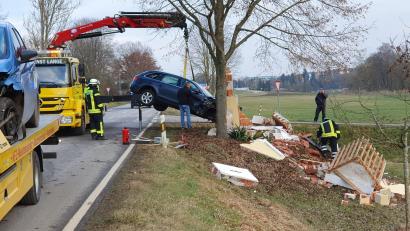 Bild: FF Thalmassing
Die Kapelle ist bei dem Unfall komplett zerstört worden.