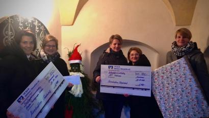 Bild:  Pösl/exb
Eine Spende in Höhe von jeweils 552 Euro wurde an die Heil-Pädagogische Tageseinrichtung Kallmünz und die „Kindertrauergruppe Klecks" überreicht.