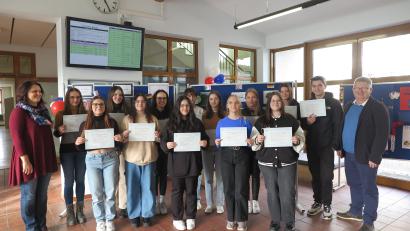 Bild: jzk
Schulleiter German Helgert (rechts) und Realschullehrerin Astrid Arius (links) gratulierten den Zehntklässlern zu ihrem Sprachdiplom.