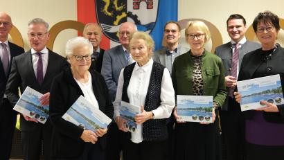 Bild: Hirsch
Der Landkreis ehrte die Wegbegleiter der Seniorenarbeit. Das Bild zeigt von links: Walter Jonas, Werner Heß, Irmgard Gietl, Hans Schuierer, Volker Liedtke, Sigrid Ullwer-Paul, Otmar Poguntke, Regina Suttner, Thomas Ebeling und Marlies Hoffmann.