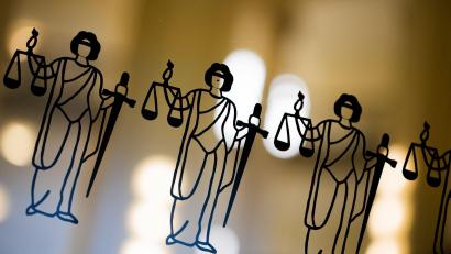 Symbolbild: Rolf Vennenbernd/dpa
Ein Barkeeper aus Hamburg soll minderjährige Schülerinnen aus Weiden mit Wodka abgefüllt und sie anschließend bestohlen haben.