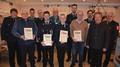 Bild: jr
Jahrzehntelang treue Mitglieder ehrte die Feuerwehr Großensterz in ihrer Jahreshauptversammlung. Im Bild die Geehrten mit Vorsitzendem Matthias Burger (links) und Zweitem Bürgermeister Johann Brandl (Zweiter von rechts).