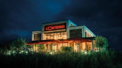 Archivbild: -/SR L’Osteria SE/dpa
Eine L'Osteria-Filliale ist nachts angeleuchtet.